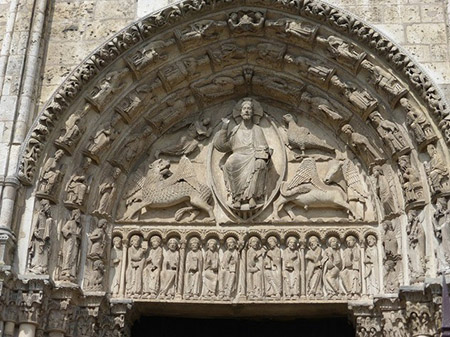 escultura gotica en fachada con cristo a la entrada